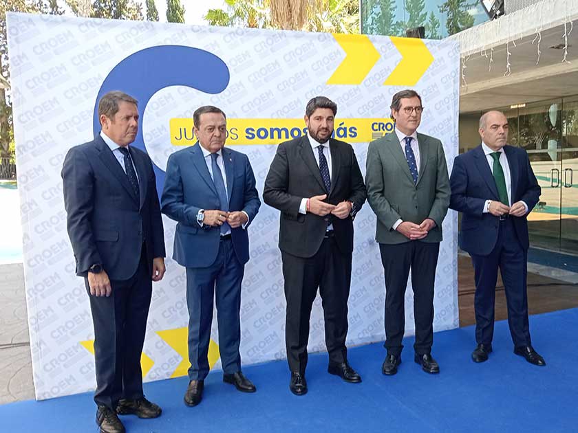 Cinco empresarios posando a cámara