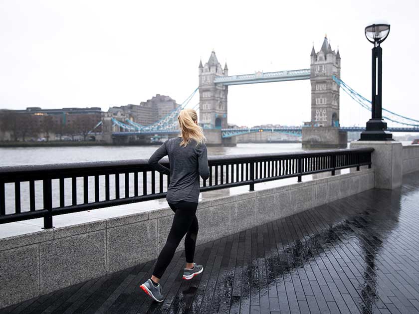 mujer-corre-tower-brigde