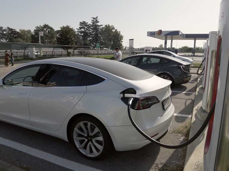 La red pública de recarga alcanza 50.000 puntos tras crecer un 10,2% en 2025