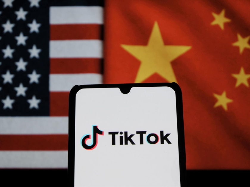 El logo de TikTok sobre las banderas de Estados Unidos y China ok