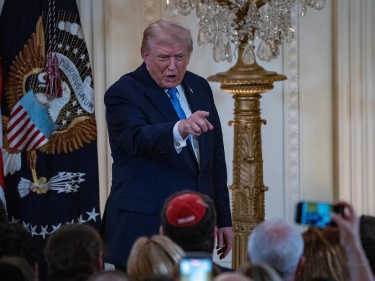 Trump plantea limitar al 10% el interés de las tarjetas de crédito en EEUU