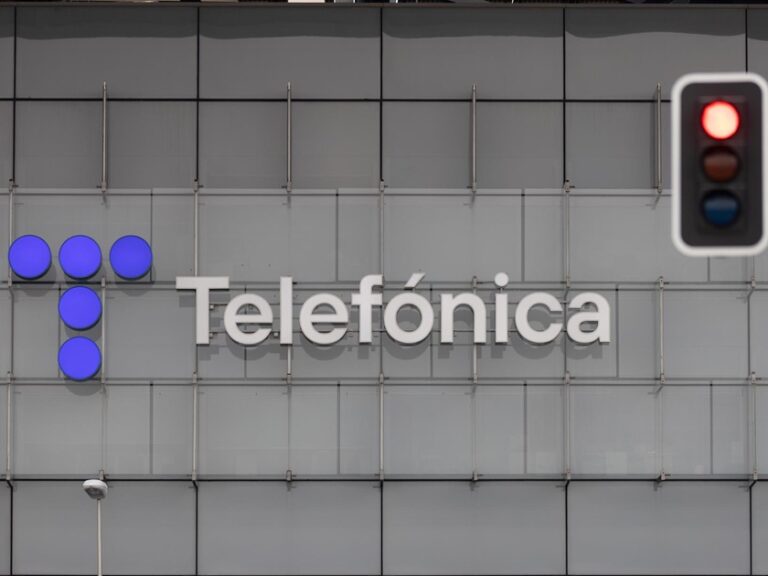 Telefónica se alía con OpenAI para ofrecer ChatGPT Plus gratis a los clientes de Movistar