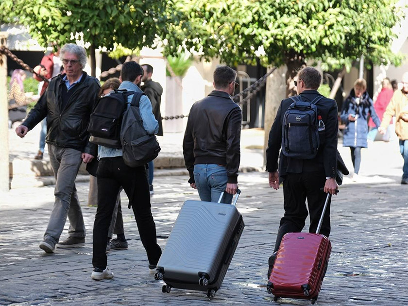 turistas viajeros maletas hoteles plazas hoteleras turismo