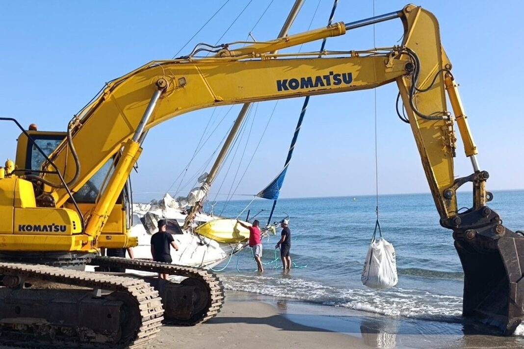 Capitanía Marítima retira y precinta el velero encallado en una zona protegida al norte de Cabo de Palos, en Cartagena