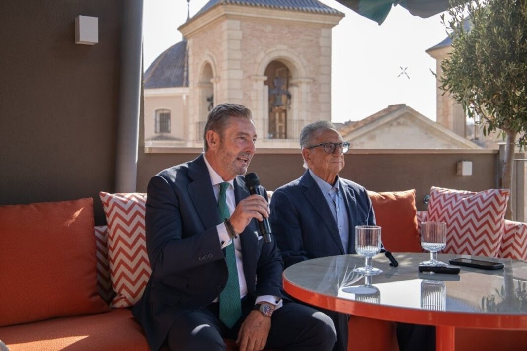 El presidente del Grupo Fuertes, Tomás Fuertes, y el COO de Sur de España y Algarve de Barceló Hotel Group, Gaspar Sáez,en el 'Palacio San Juan, a Royal Hideaway Hotel', el primer establecimiento hotelero con categoría de cinco estrellas en Murcia