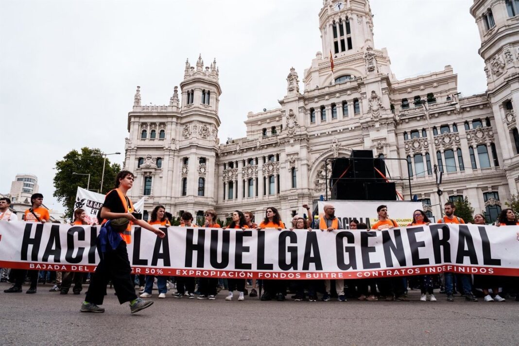 Miles de manifestantes recorren Madrid para exigir vivienda y por la huelga general: